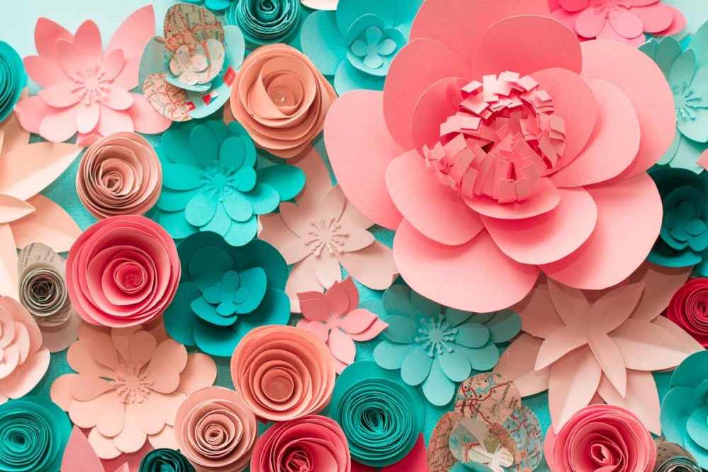 Kolorowe papierowe trójwymiarowe kwiaty