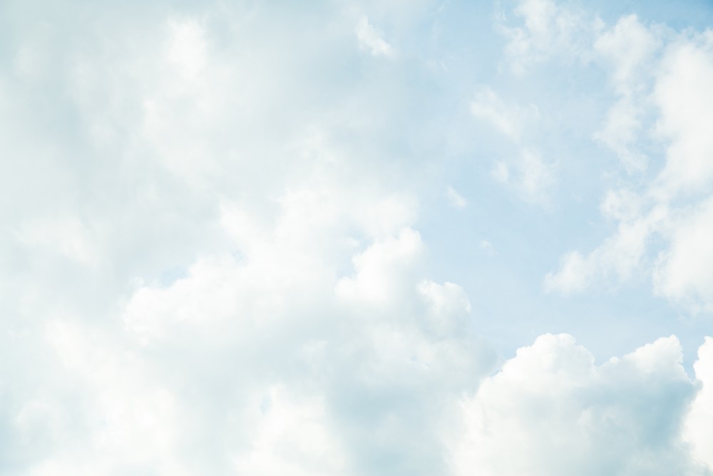 Niebieskie niebo z chmurami