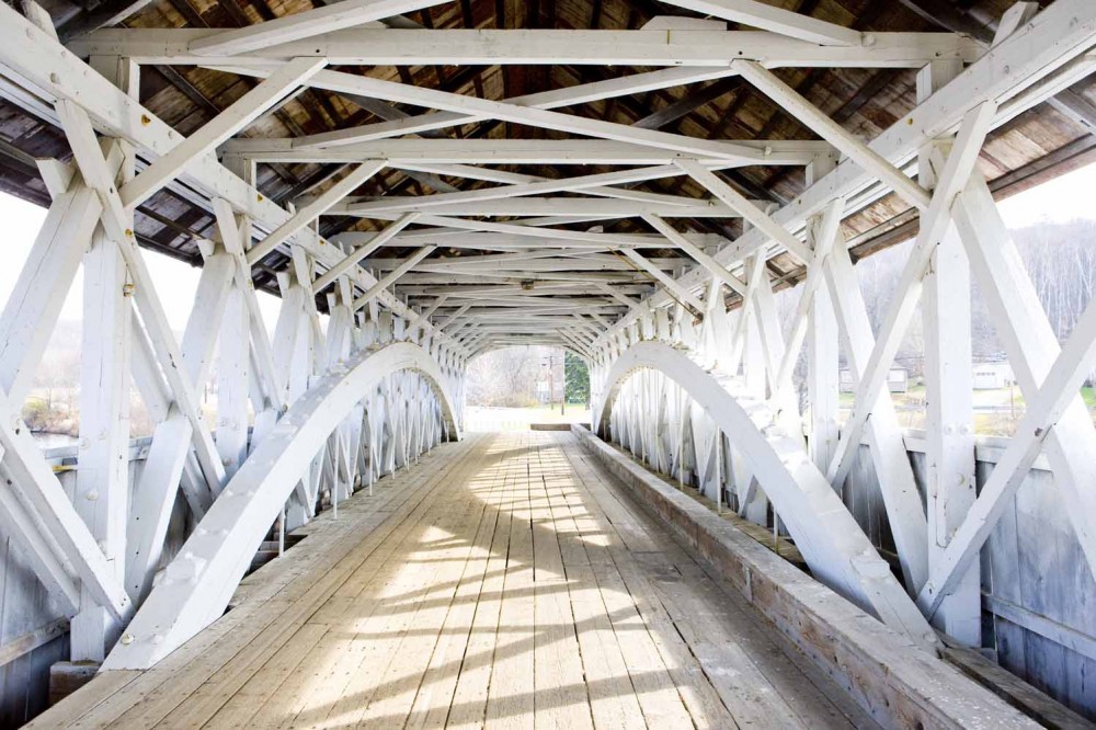 Biały drewniany most