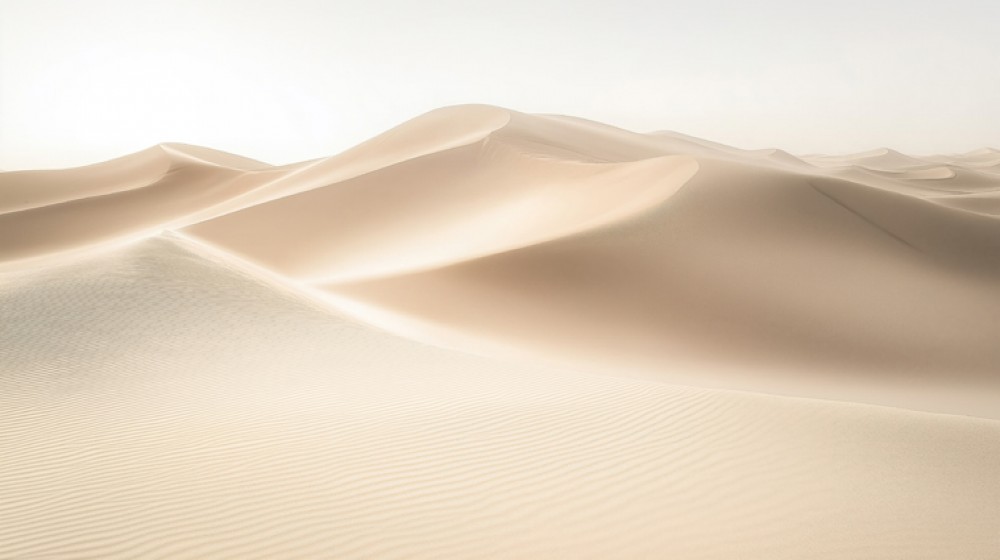 Piaskowe wydmy w blasku słońca