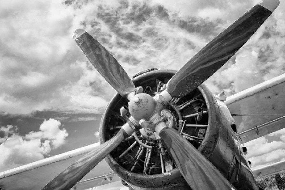 Detaliczny widok zabytkowego samolotu w czarno-białej tonacji