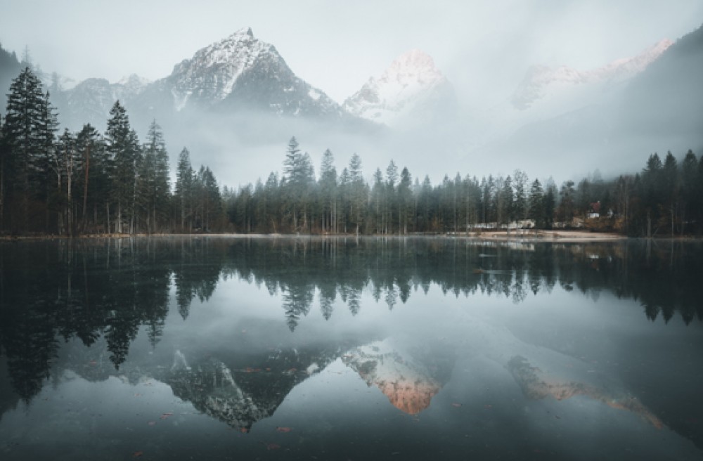 Góry, jezioro i drzewa iglaste