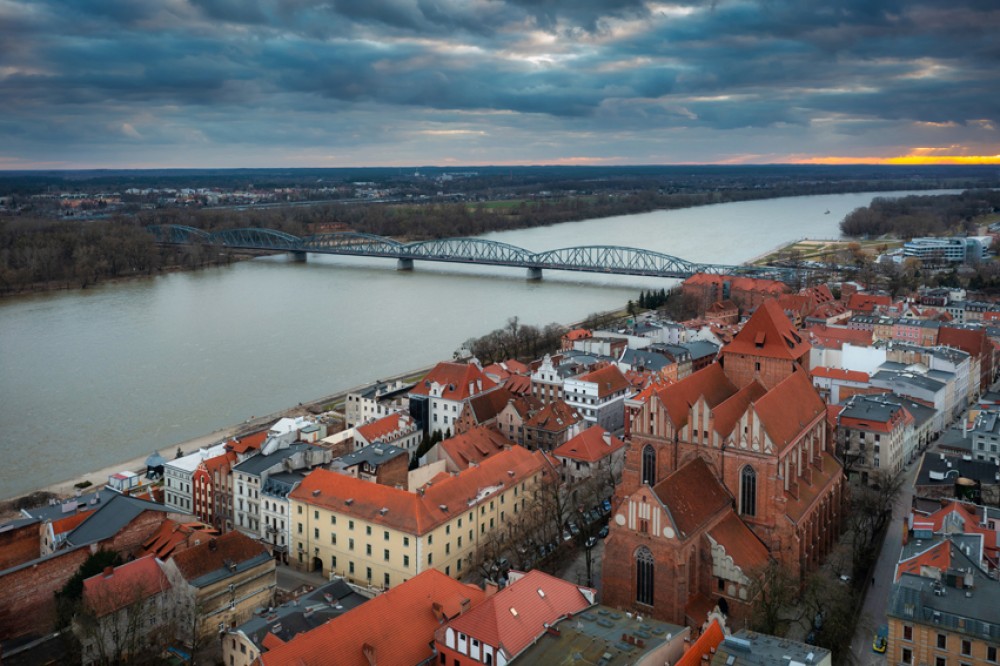 Architektura Starego Miasta w Toruniu o zachodzie słońca