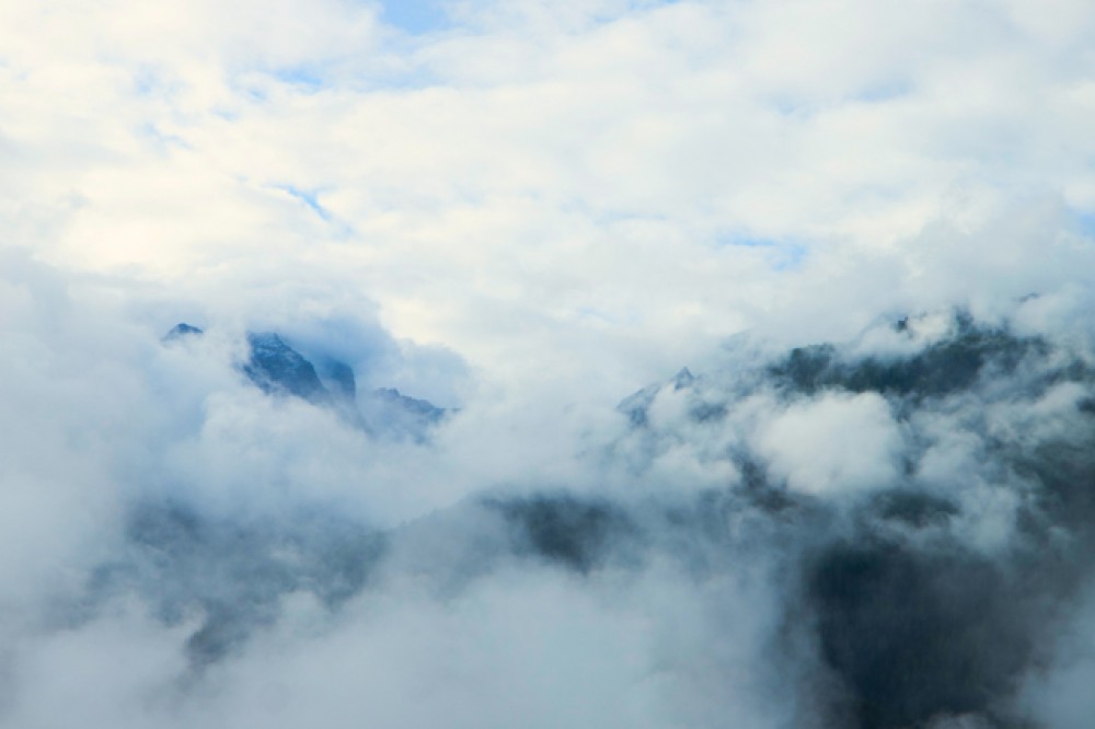 Alpejskie szczyty w chmurach