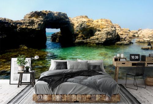 Arco naturale di roccia sul mare turchese nell'isola di Kos Grecia