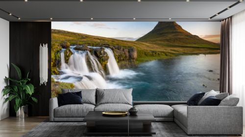 Berühmter Wasserfall des Kirkjufellsfoss bei Grundafjördur auf der Snaefellsnes Halbinsel